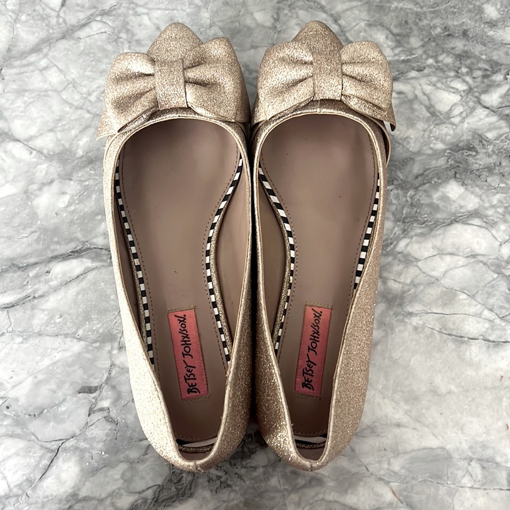 Betsey Johnson gold glitter bow flats size 8